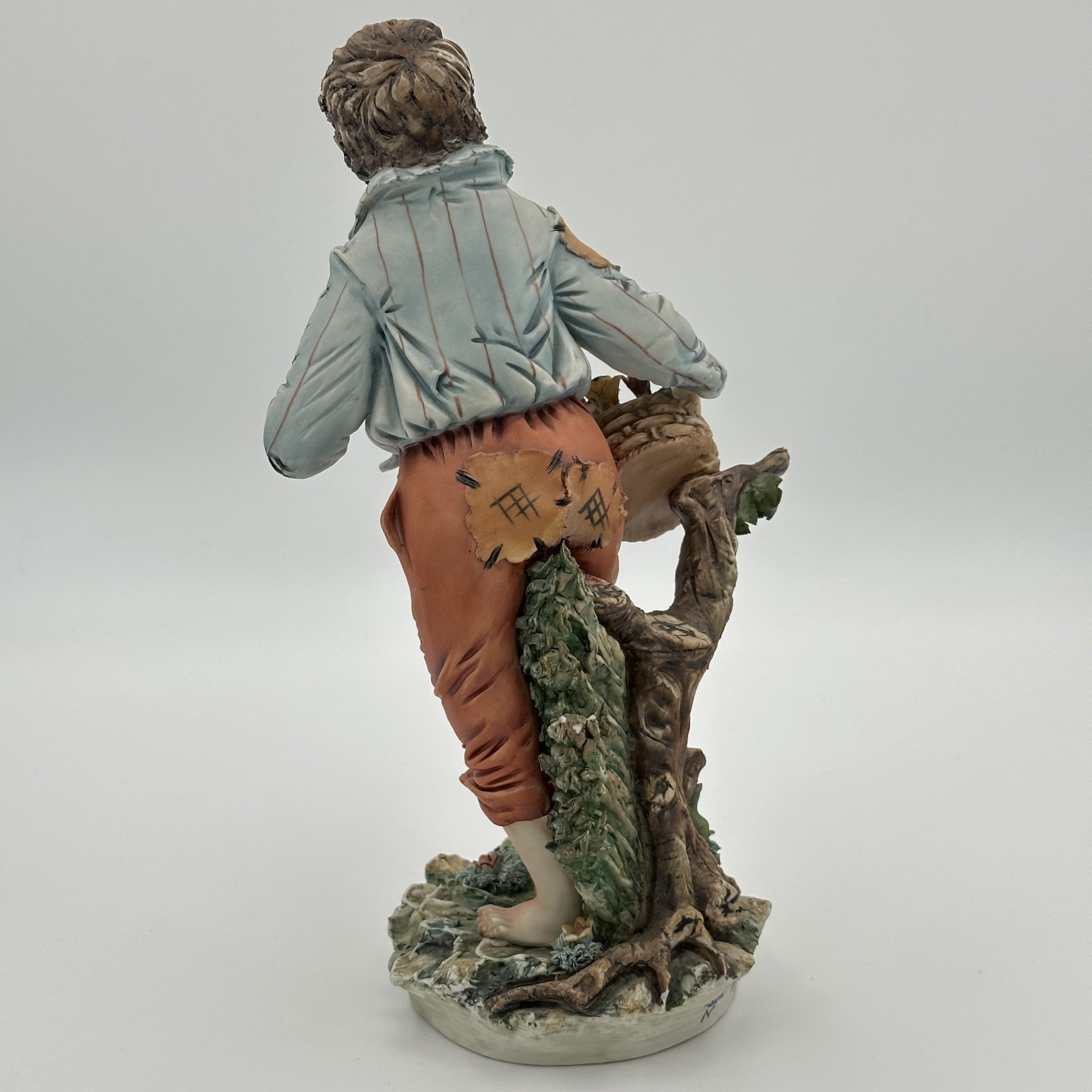 Статуэтка "Юноша с корзиной цветов". В стилистике Capodimonte (Meneghetti)