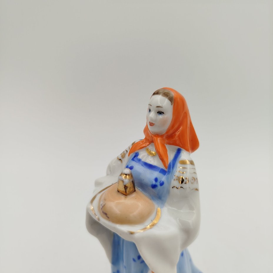 Статуэтка "Добро пожаловать", (Хлеб да соль), скульптор А. Бржезицкая, Дулевский фарфоровый завод (Дулёво)