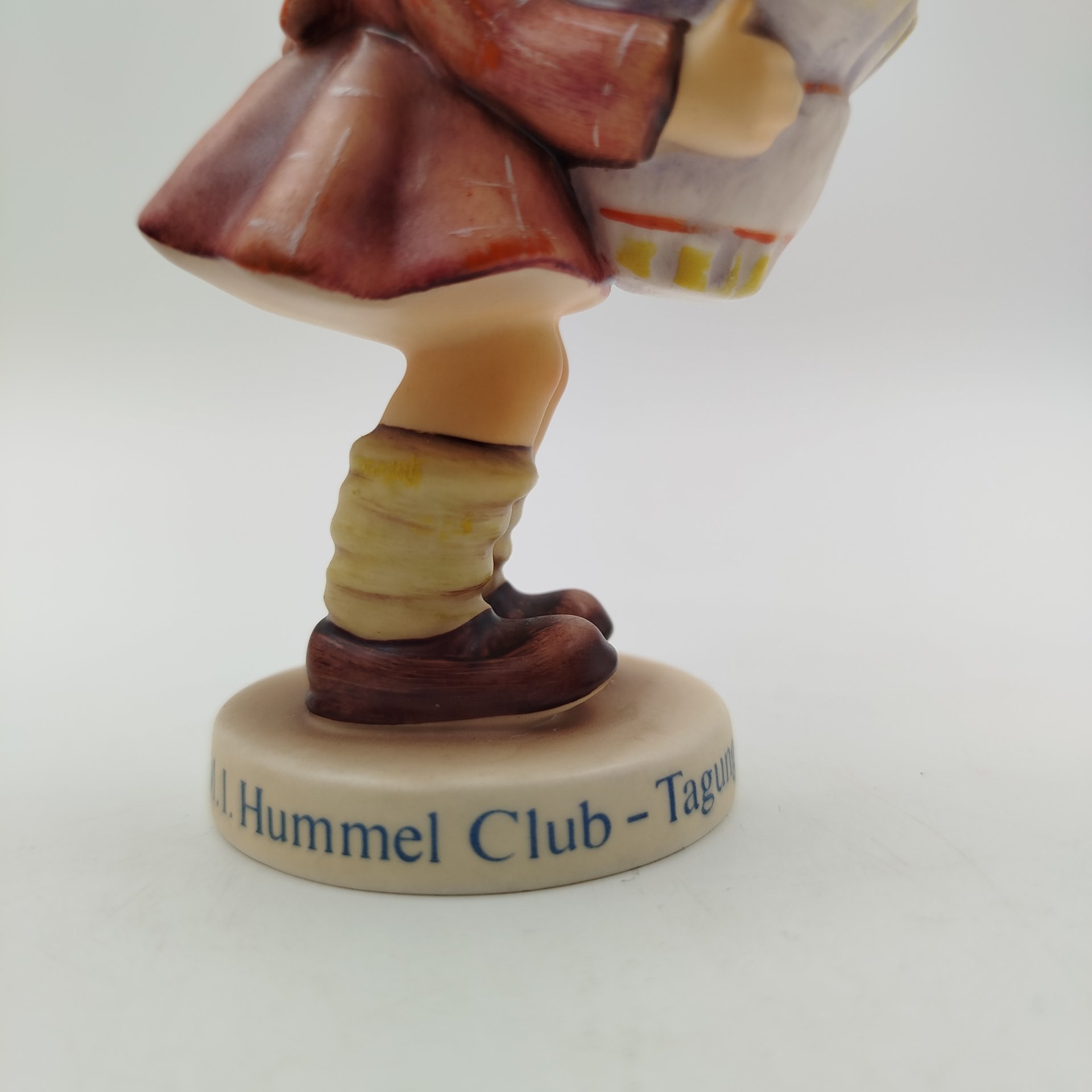 Статуэтка "С наилучшими пожеланиями",  M.I. Hummel  Membership, фарфор, роспись, Goebel, Германия, 1997-1998 гг.