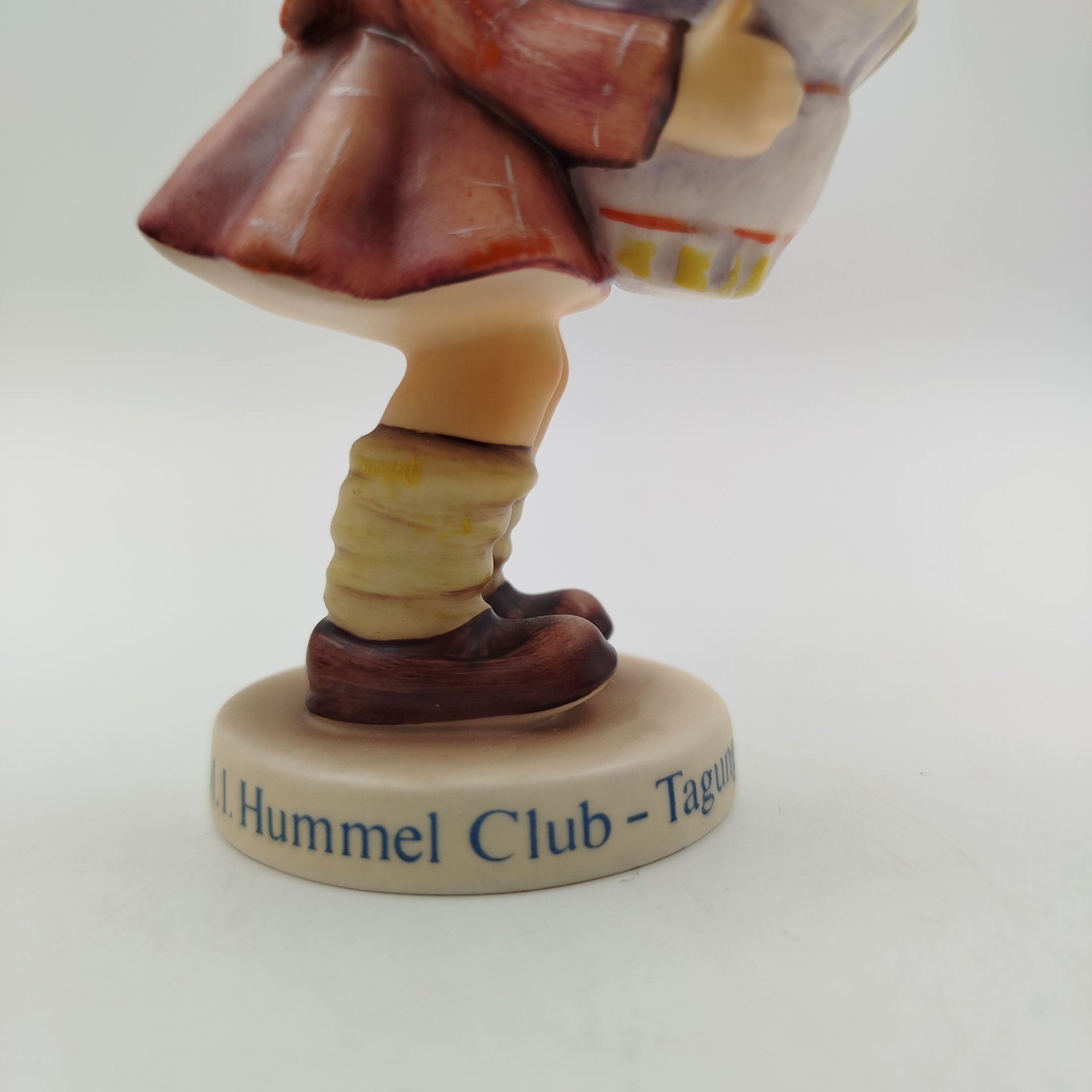 Статуэтка "С наилучшими пожеланиями",  M.I. Hummel  Membership, фарфор, роспись, Goebel, Goebel