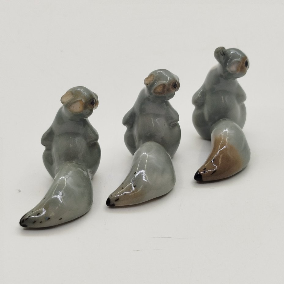 Набор из 3-х статуэток "Белочка" (под реставрацию), скульптор Н.Е. Муратов, фарфор, роспись, Ленинградский фарфоровый завод (ЛФЗ), СССР, 1950-1980 гг.