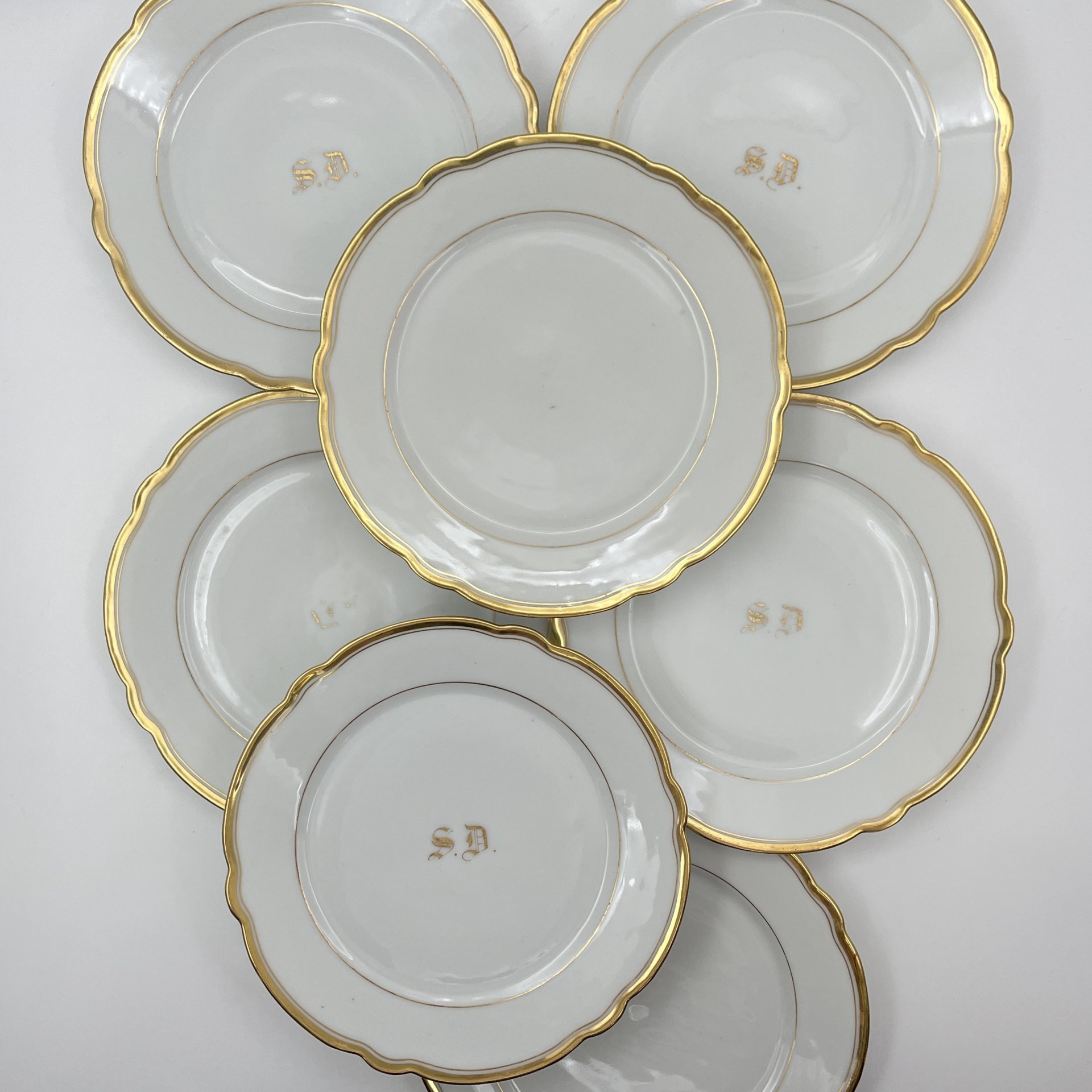 Набор из 7-ми тарелок с инициалами "S.D.", фарфор, золочение, Западная Европа, 1900-1930 гг.