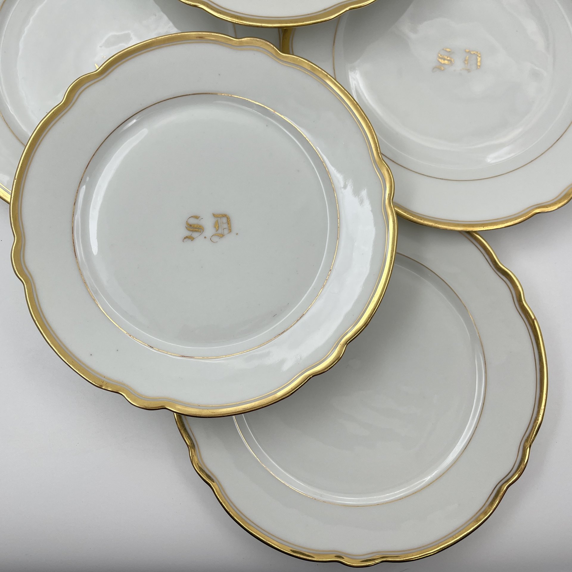 Набор из 7-ми тарелок с инициалами "S.D.", фарфор, золочение, Западная Европа, 1900-1930 гг.