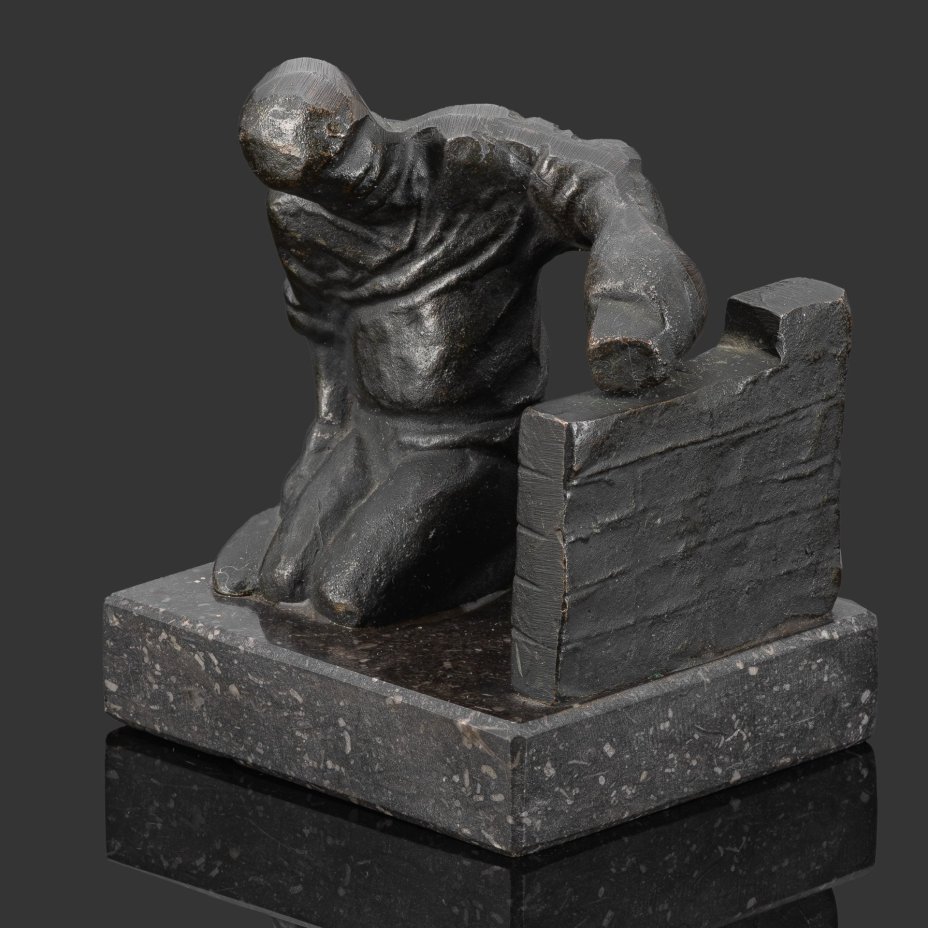 Скульптура "Metselaar" ("Каменьщик", "Строитель"), автор Marlies Noordkamp-Drummen (1946 г.р.), бронза, мраморное основание, Нидерланды, 1990 г.