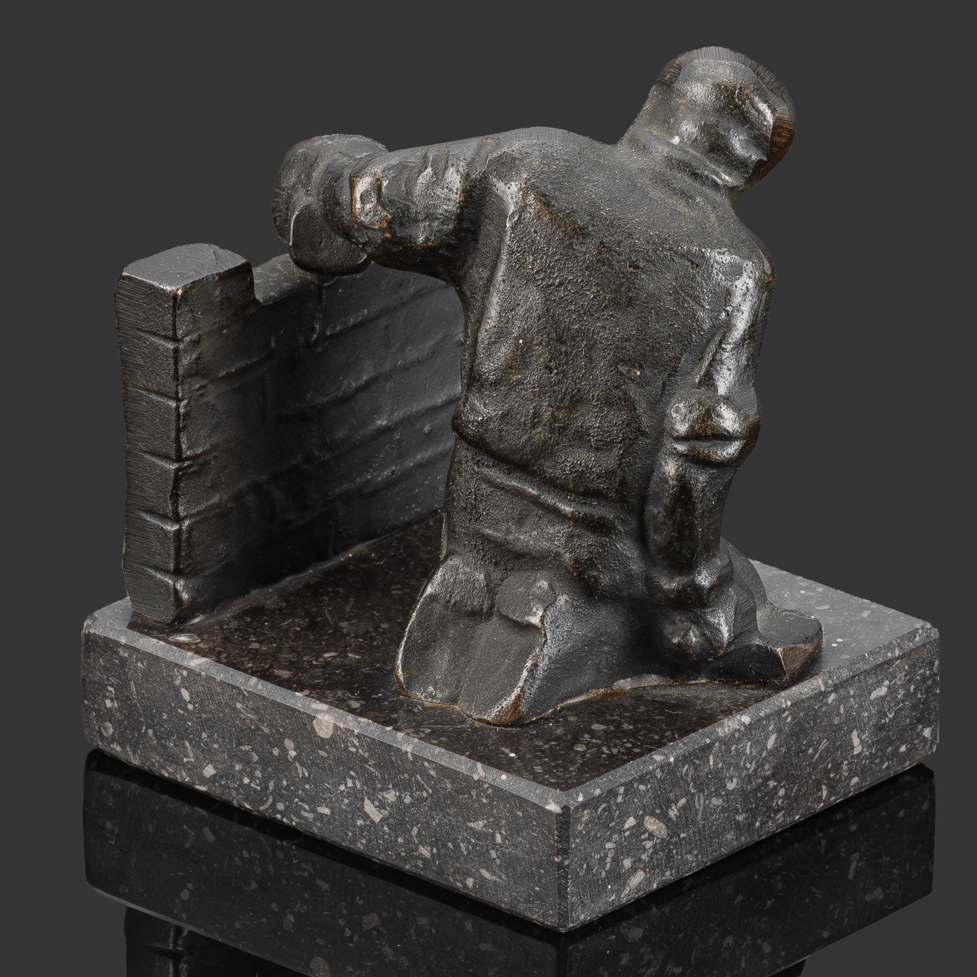 Скульптура "Metselaar" ("Каменьщик", "Строитель"), автор Marlies Noordkamp-Drummen (1946 г.р.), бронза, мраморное основание, Нидерланды, 1990 г.