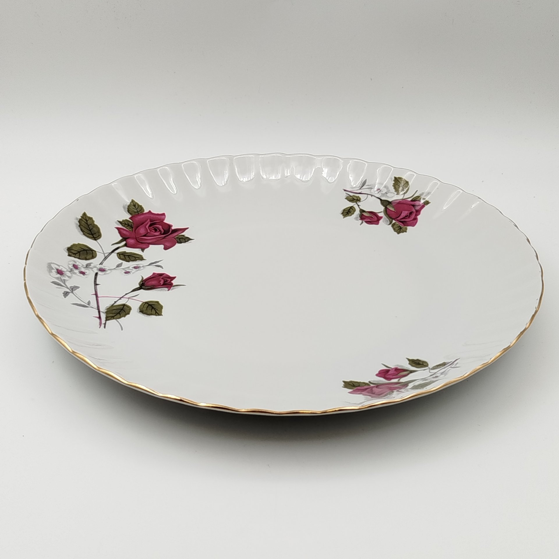 Блюдо круглой формы, украшенное изображением розы, фарфор, деколь, золочение, Chodziez, Польша, 1964-1980 гг.
