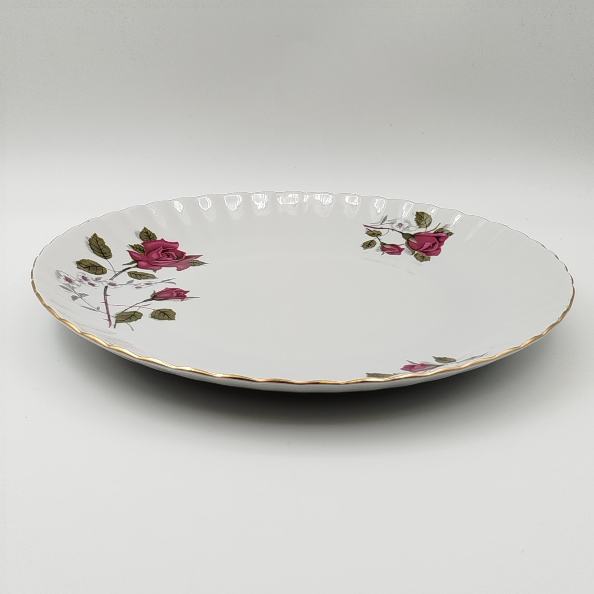 Блюдо круглой формы, украшенное изображением розы, фарфор, деколь, золочение, Chodziez, Польша, 1964-1980 гг.