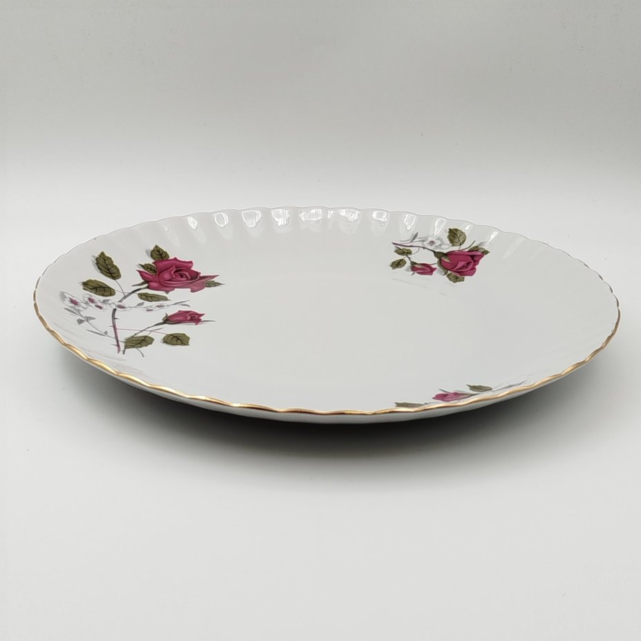 Блюдо круглой формы, украшенное изображением розы