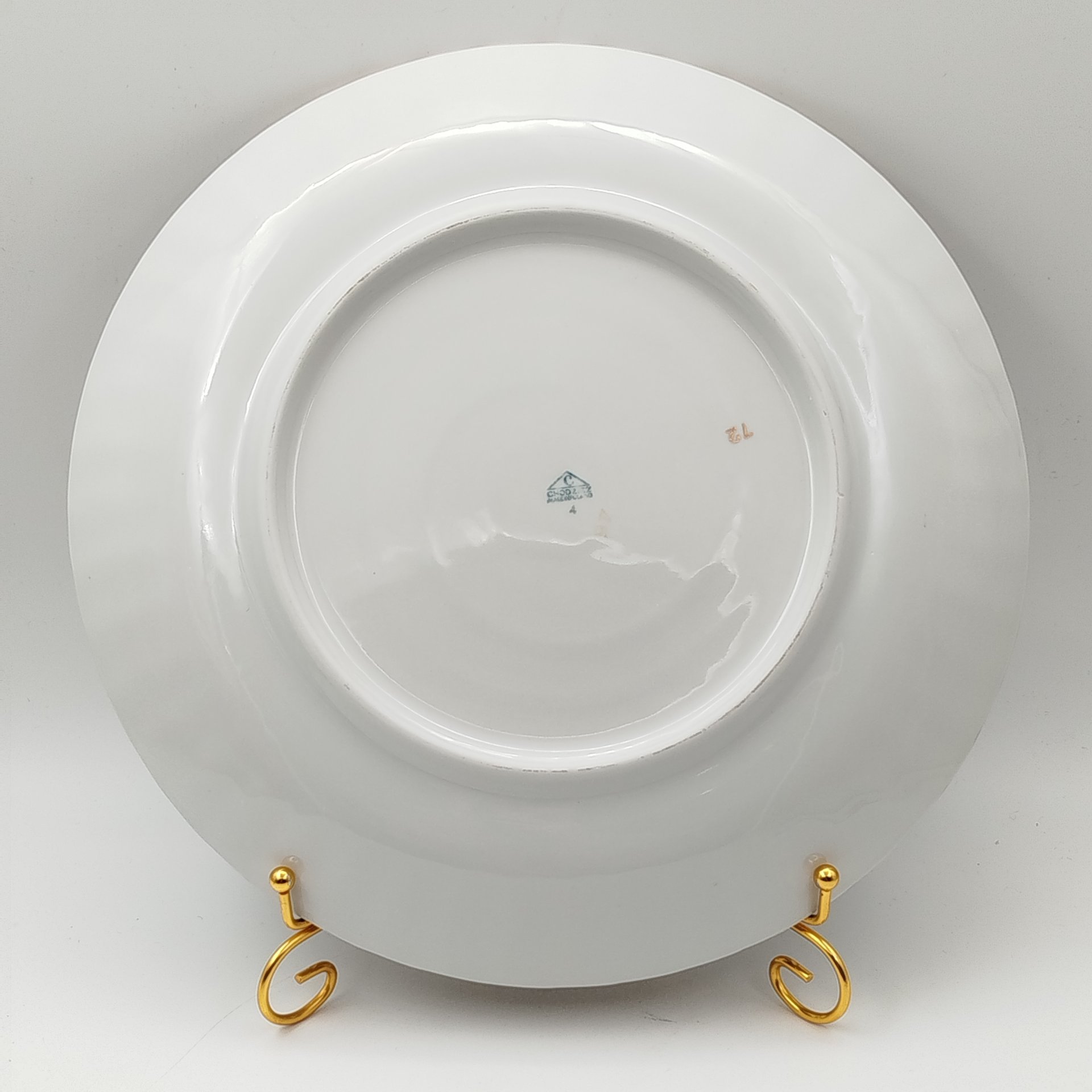 Блюдо круглой формы, украшенное изображением розы, фарфор, деколь, золочение, Chodziez, Польша, 1964-1980 гг.