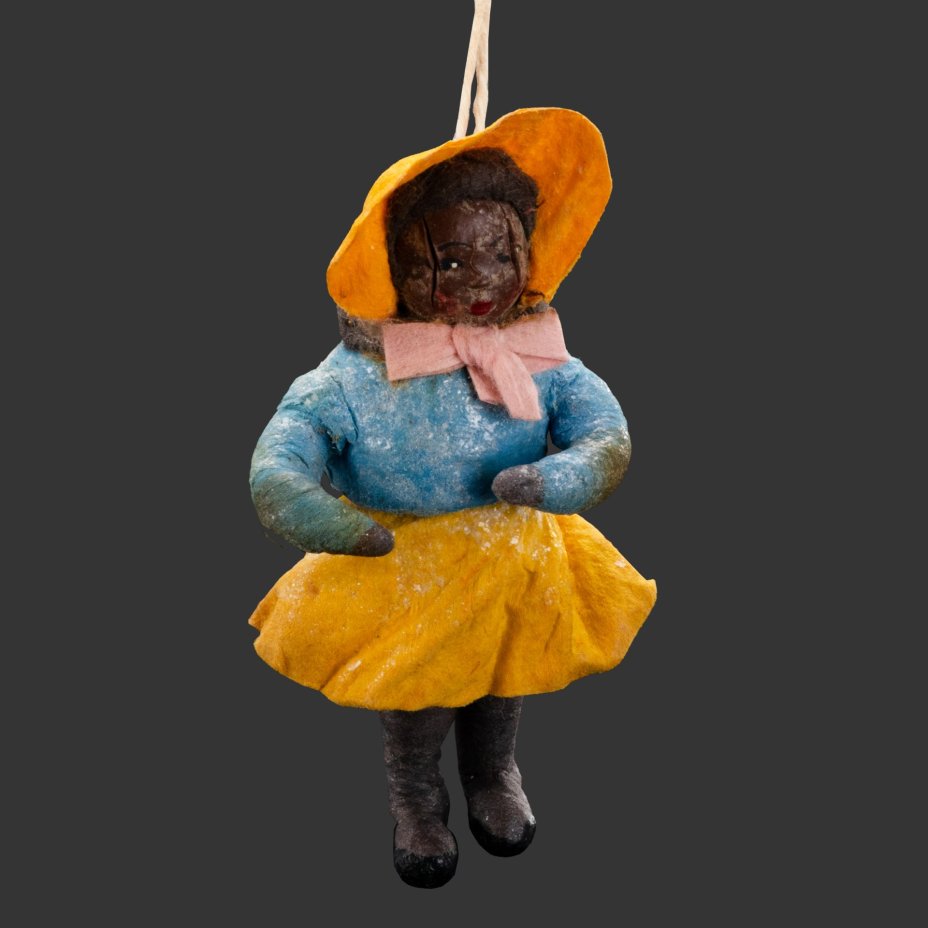 Елочная игрушка "Девочка-негритянка в желтой шляпке", вата, мастика, роспись, бумага, СССР, 1930-1950 гг.