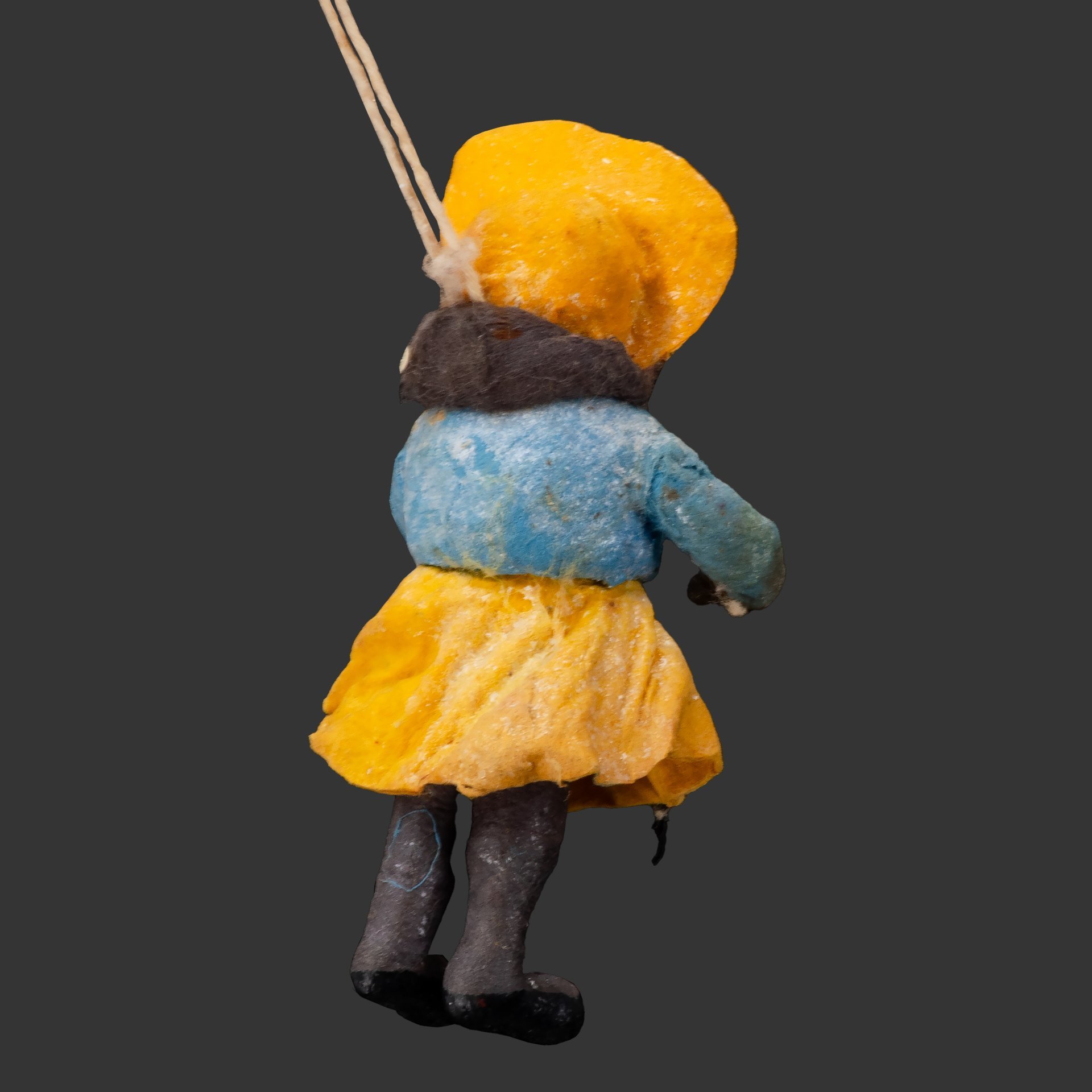 Елочная игрушка "Девочка-негритянка в желтой шляпке", вата, мастика, роспись, бумага, СССР, 1930-1950 гг.