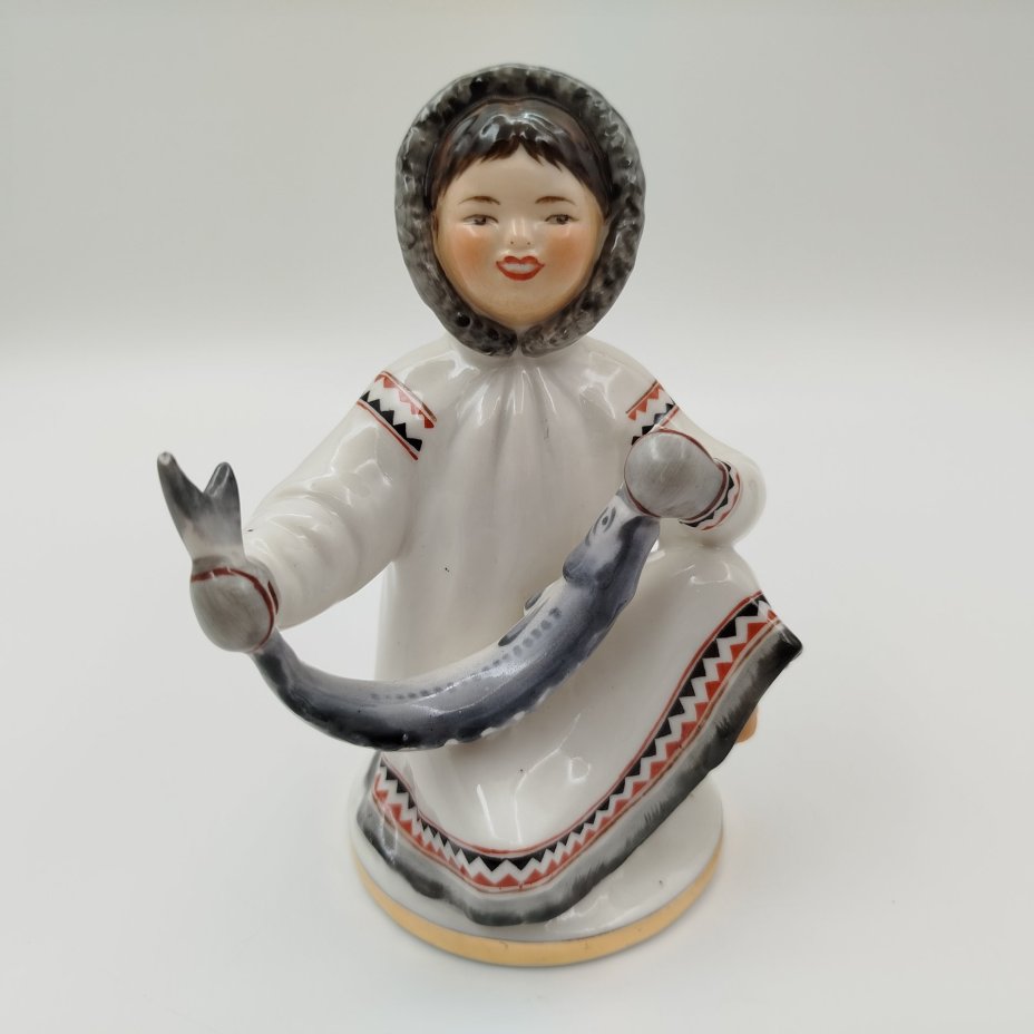 Статуэтка "Девочка-якутка с севрюгой", фарфор, роспись, СССР, 1970-1980 гг.