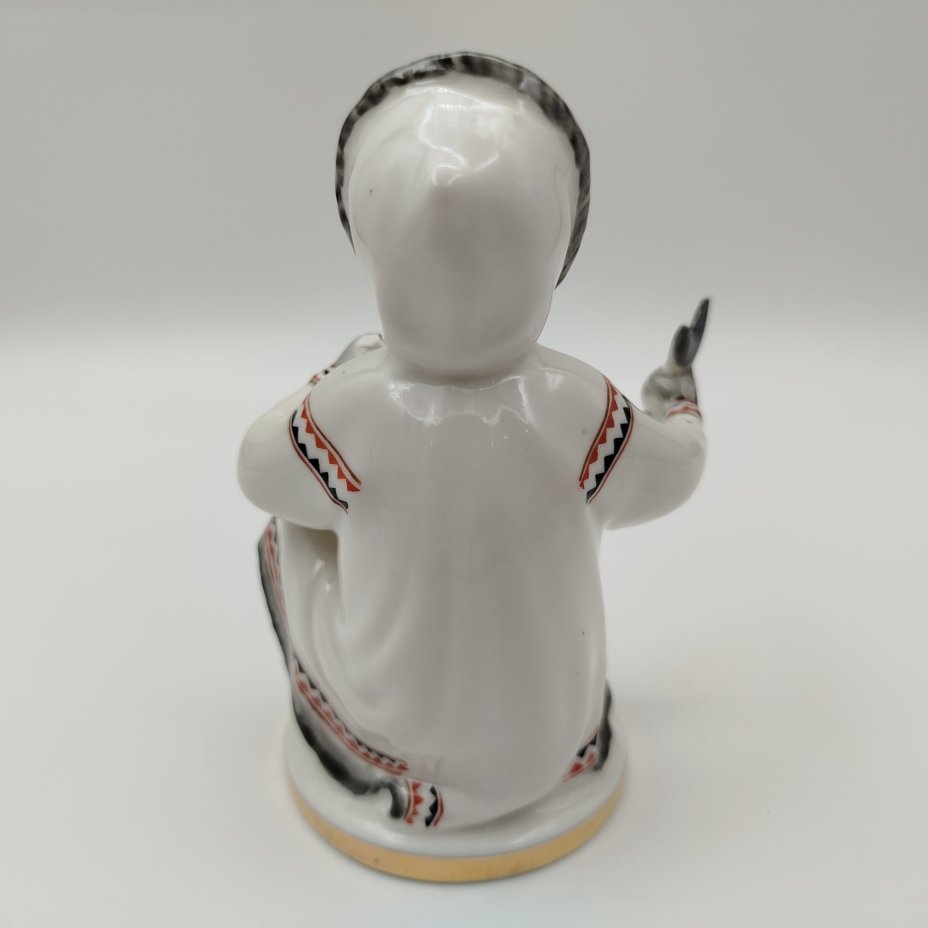 Статуэтка "Девочка-якутка с севрюгой", фарфор, роспись, СССР, 1970-1980 гг.