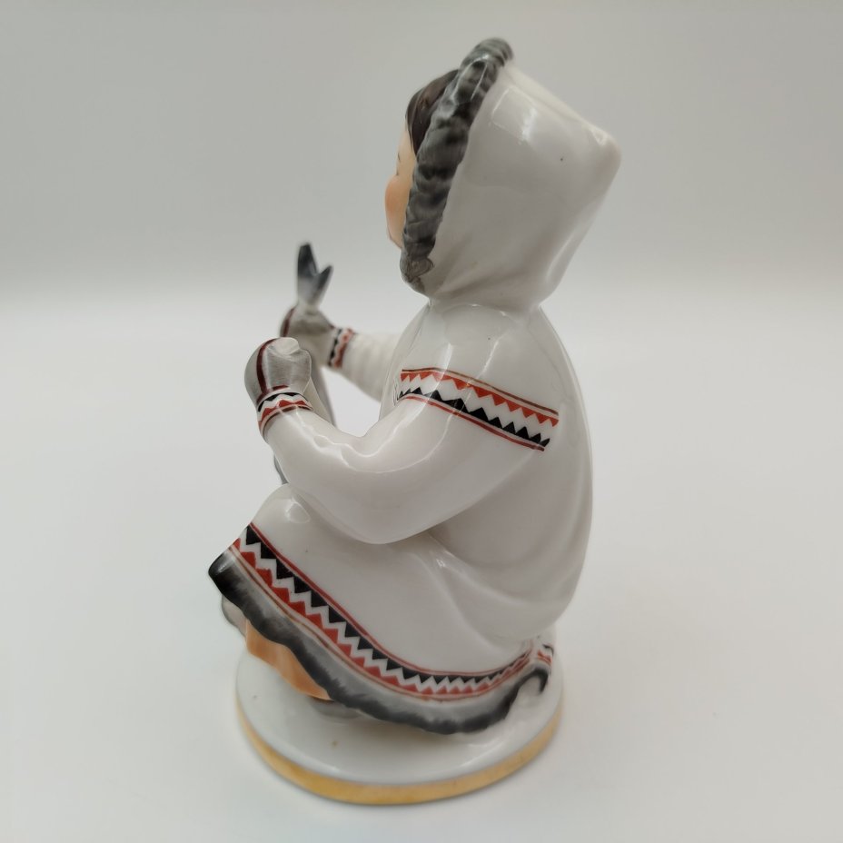 Статуэтка "Девочка-якутка с севрюгой", фарфор, роспись, СССР, 1970-1980 гг.