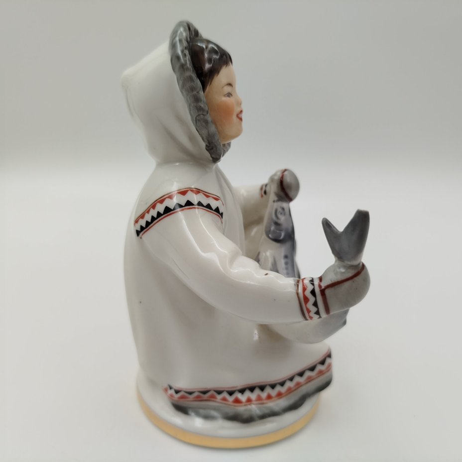 Статуэтка "Девочка-якутка с севрюгой", фарфор, роспись, СССР, 1970-1980 гг.