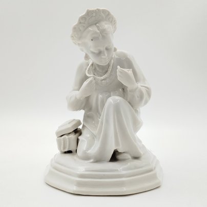 Статуэтка "Малахитовая шкатулка" ("Танюшка и тятино подаренье"), без росписи, скульптор О.М. Богданова, фарфор, СССР, 1950-1970 гг.