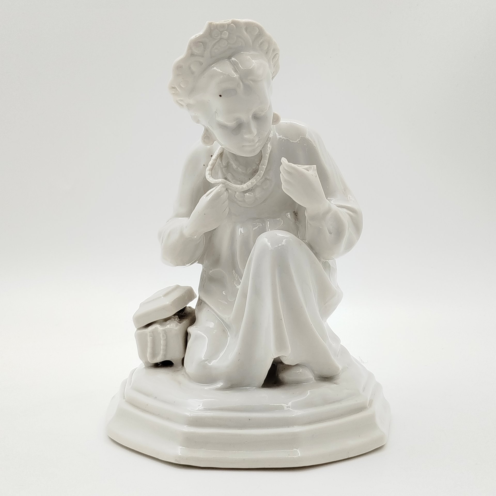 Статуэтка "Малахитовая шкатулка" ("Танюшка и тятино подаренье"), без росписи, скульптор О.М. Богданова, фарфор, СССР, 1950-1970 гг.