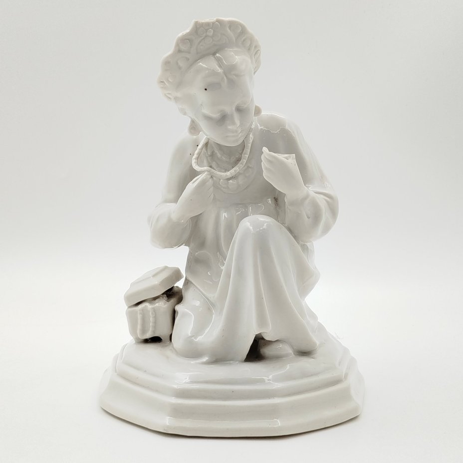 Статуэтка "Малахитовая шкатулка" ("Танюшка и тятино подаренье"), без росписи, скульптор О.М. Богданова, фарфор, СССР, 1950-1970 гг.