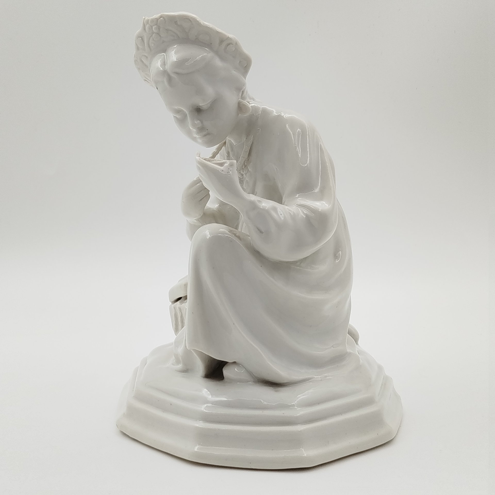 Статуэтка "Малахитовая шкатулка" ("Танюшка и тятино подаренье"), без росписи, скульптор О.М. Богданова, фарфор, СССР, 1950-1970 гг.