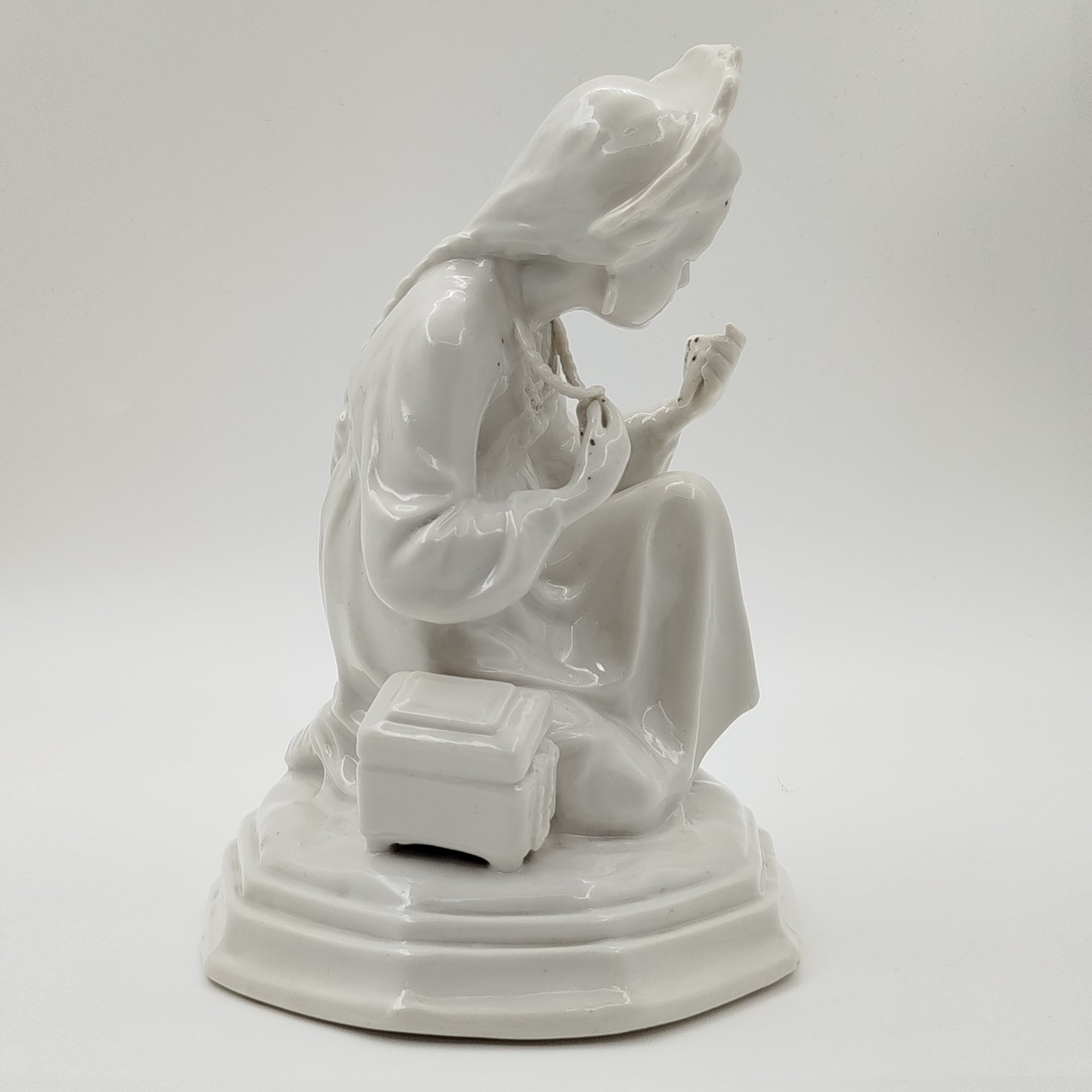 Статуэтка "Малахитовая шкатулка" ("Танюшка и тятино подаренье"), без росписи, скульптор О.М. Богданова, фарфор, СССР, 1950-1970 гг.