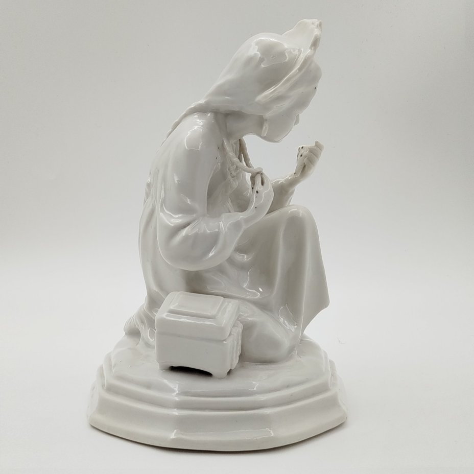 Статуэтка "Малахитовая шкатулка" ("Танюшка и тятино подаренье"), без росписи, скульптор О.М. Богданова