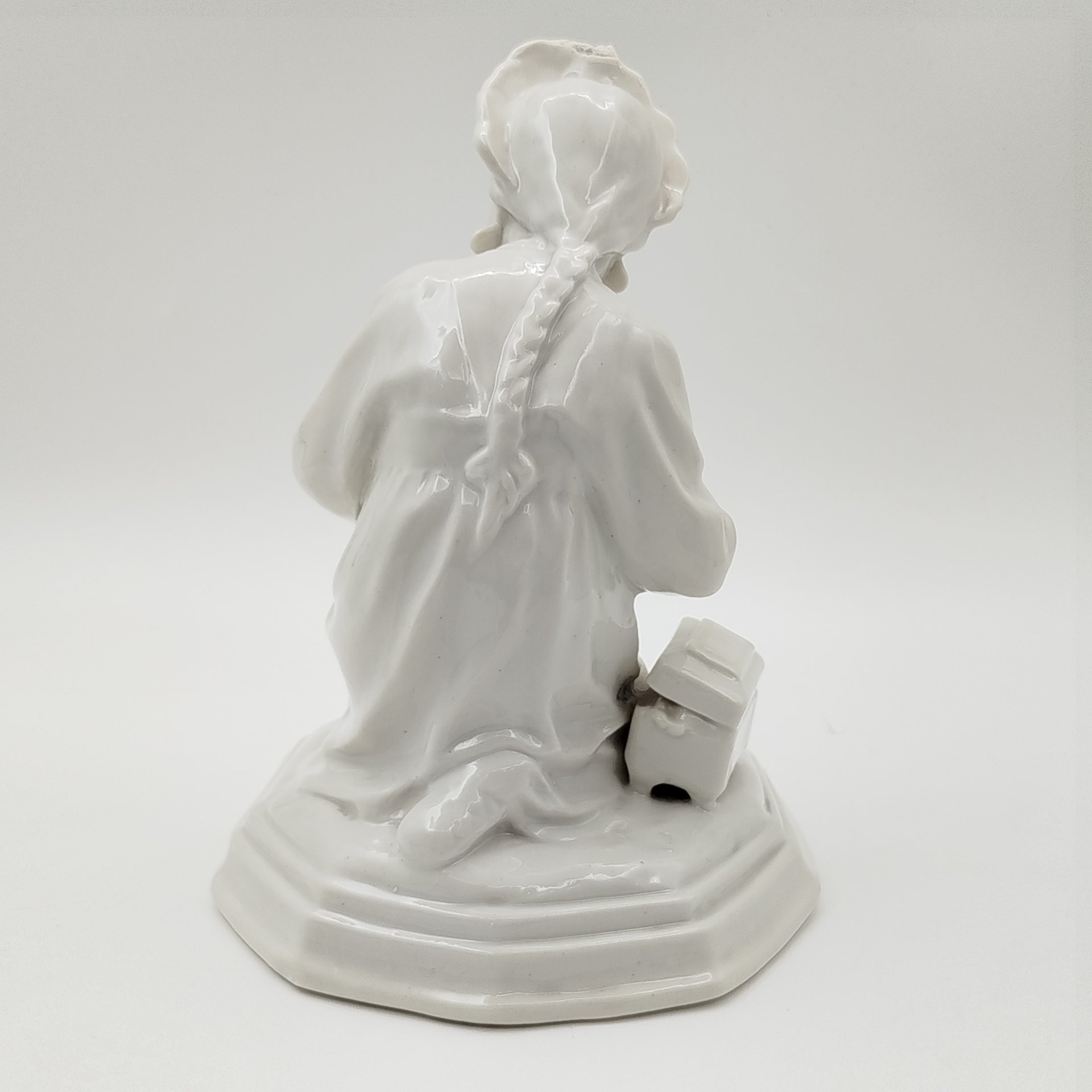 Статуэтка "Малахитовая шкатулка" ("Танюшка и тятино подаренье"), без росписи, скульптор О.М. Богданова, фарфор, СССР, 1950-1970 гг.