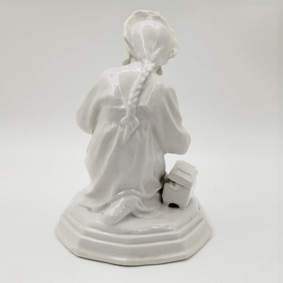 Статуэтка "Малахитовая шкатулка" ("Танюшка и тятино подаренье"), без росписи, скульптор О.М. Богданова