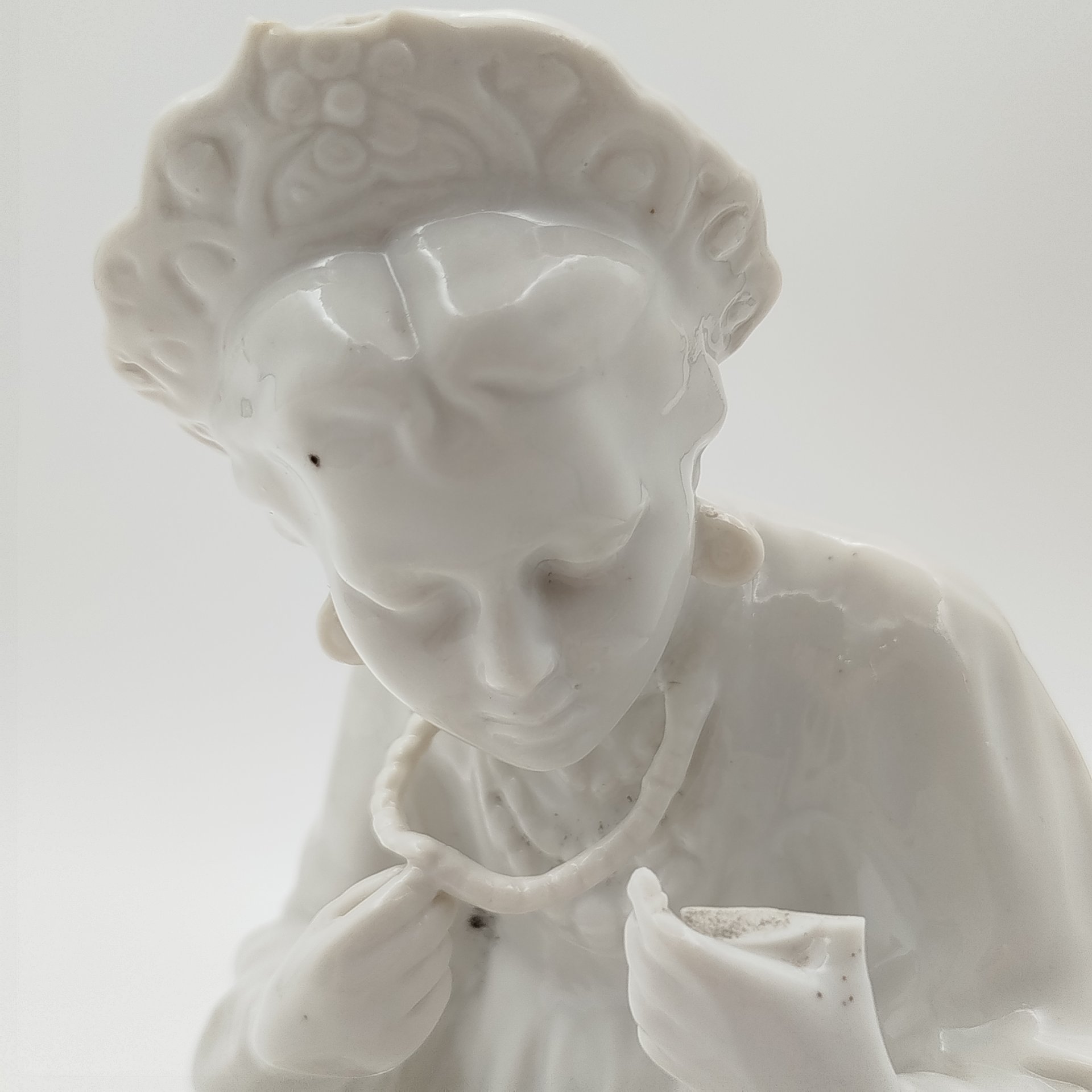 Статуэтка "Малахитовая шкатулка" ("Танюшка и тятино подаренье"), без росписи, скульптор О.М. Богданова, фарфор, СССР, 1950-1970 гг.