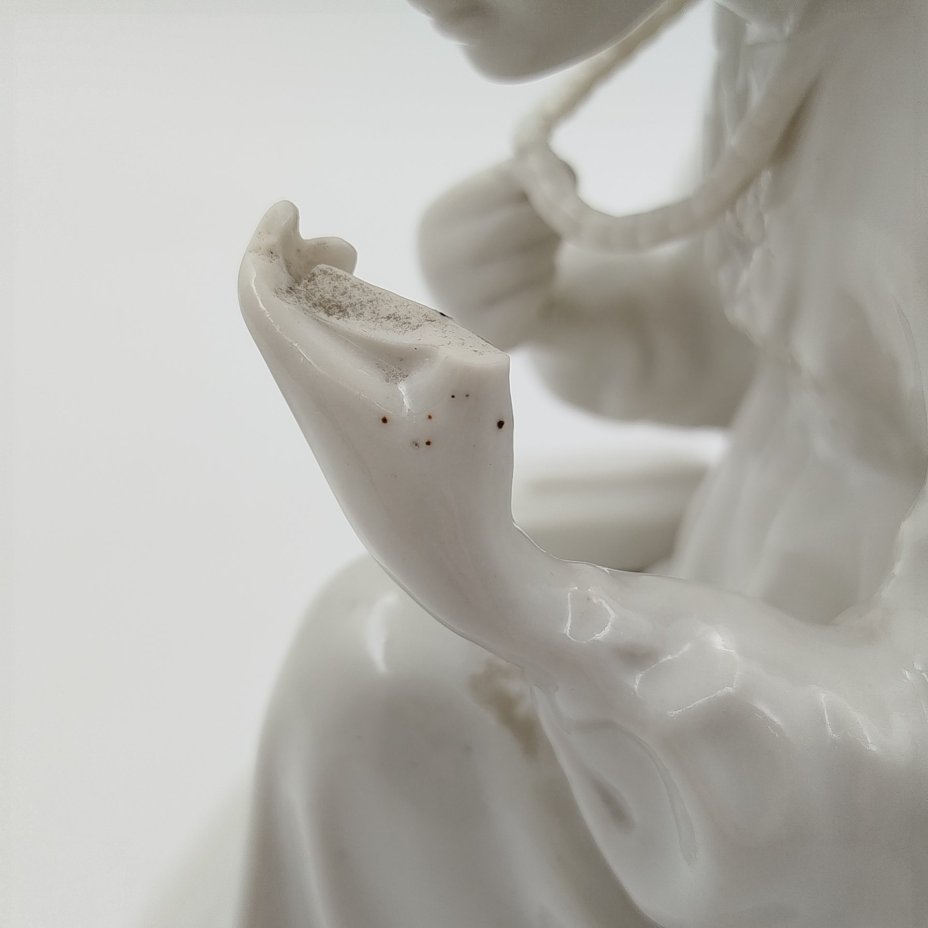 Статуэтка "Малахитовая шкатулка" ("Танюшка и тятино подаренье"), без росписи, скульптор О.М. Богданова