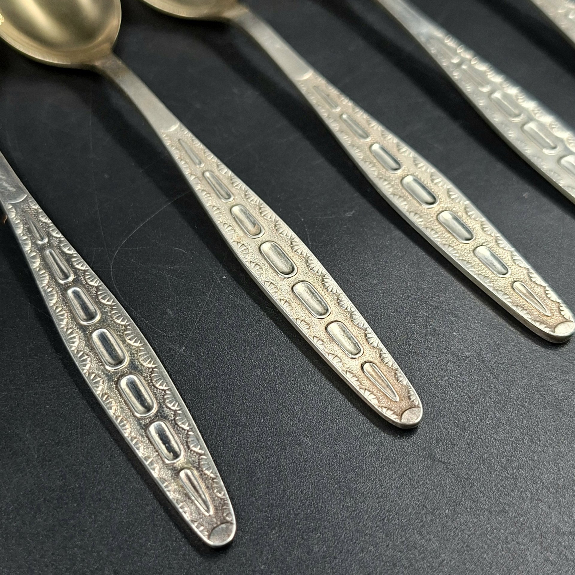 Набор из шести чайных ложек с орнаментальным декором на черенках, мНЦ (медь-никель-цинк), золочение, Кольчугинский завод цветных металлов, СССР, 1970-1990 гг.