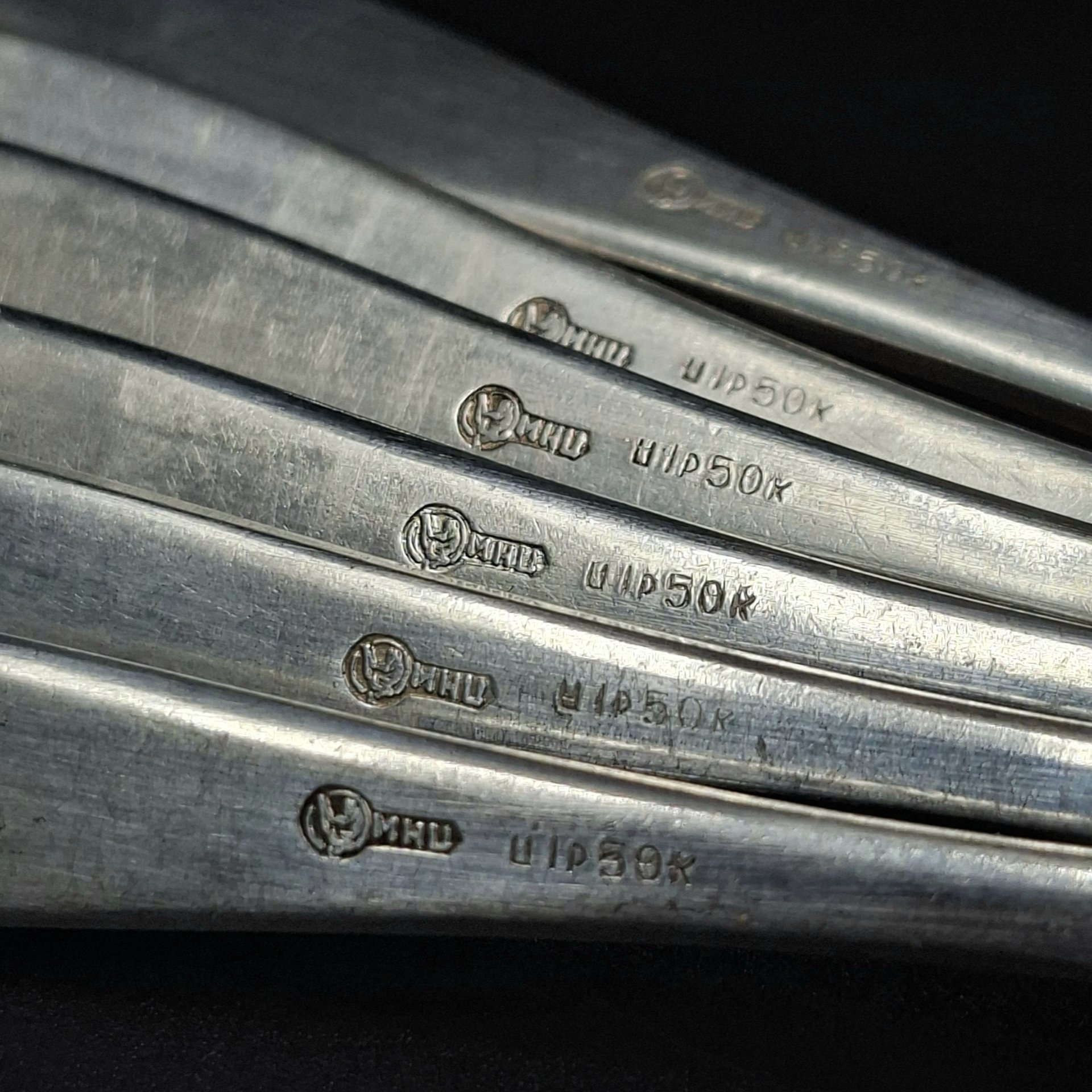 Набор из шести чайных ложек с орнаментальным декором на черенках, мНЦ (медь-никель-цинк), золочение, Кольчугинский завод цветных металлов, СССР, 1970-1990 гг.