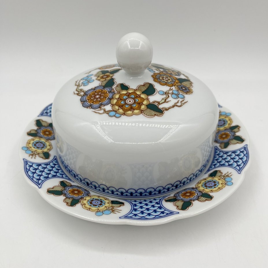 Маслёнка, украшенная цветочным декором