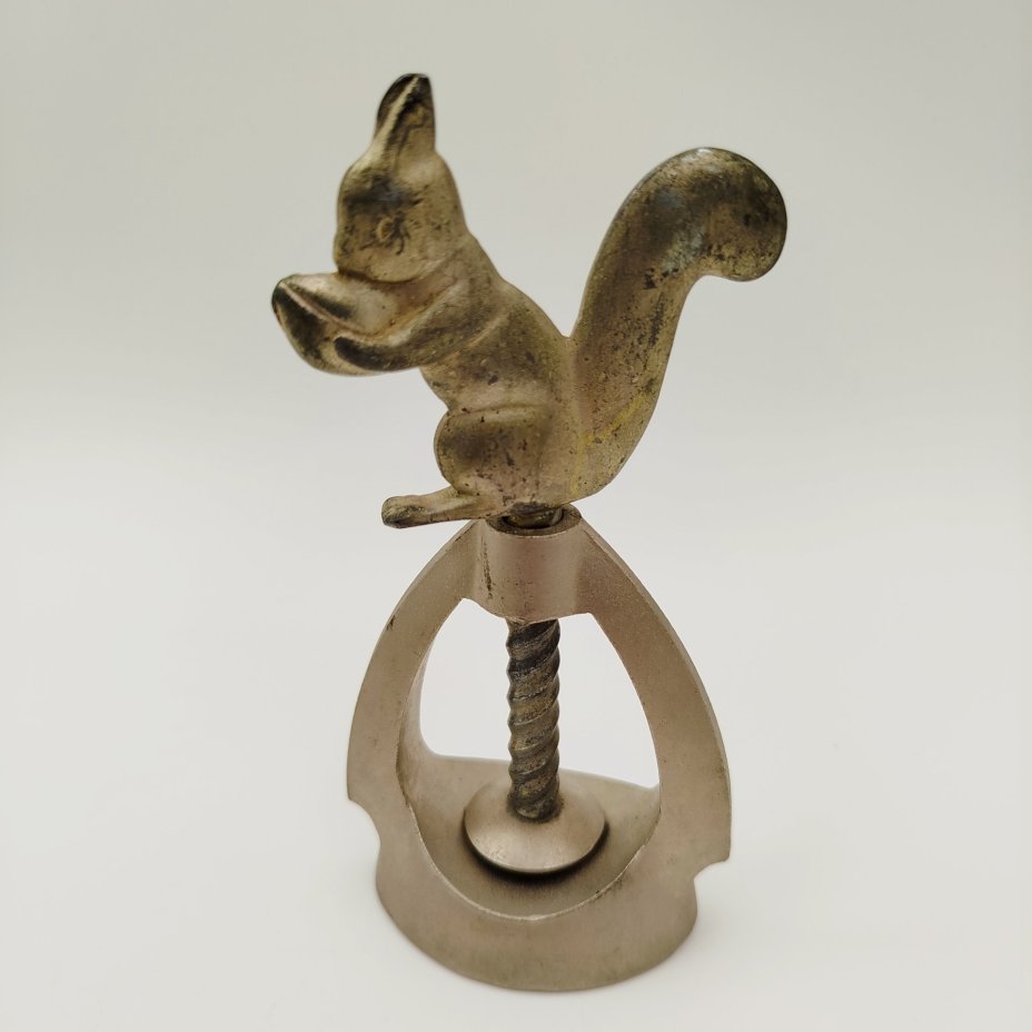Орехокол с фигурным хватком в форме белки с орехом, металл, СССР, 1970-1990 гг.