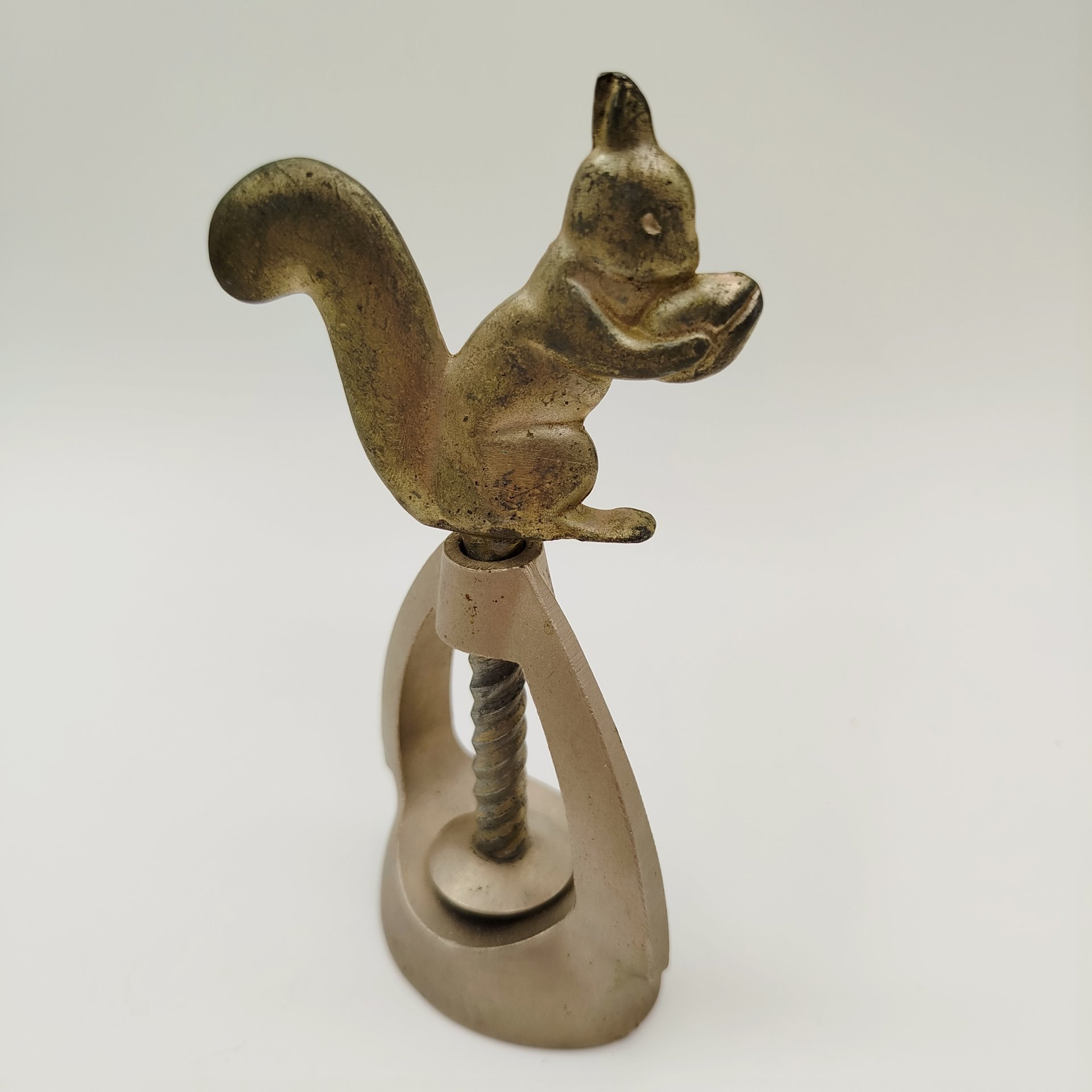 Орехокол с фигурным хватком в форме белки с орехом, металл, СССР, 1970-1990 гг.