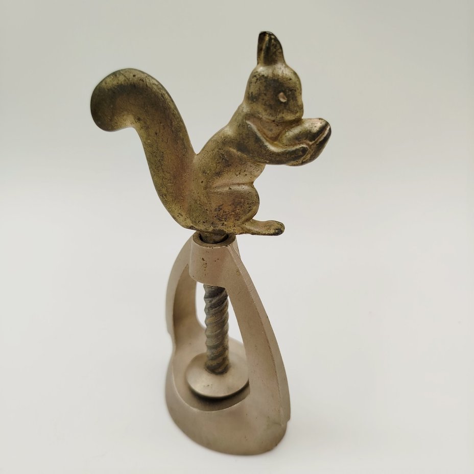 Орехокол с фигурным хватком в форме белки с орехом