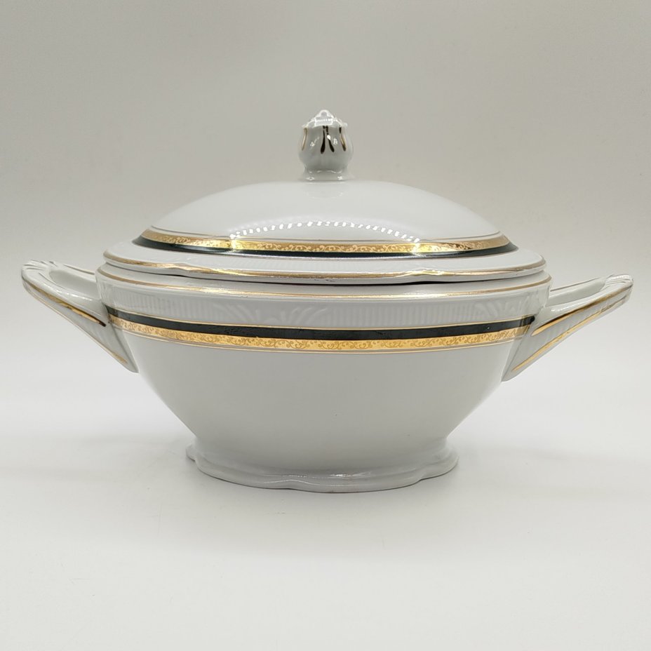 Супница, украшенная орнаментальным декором