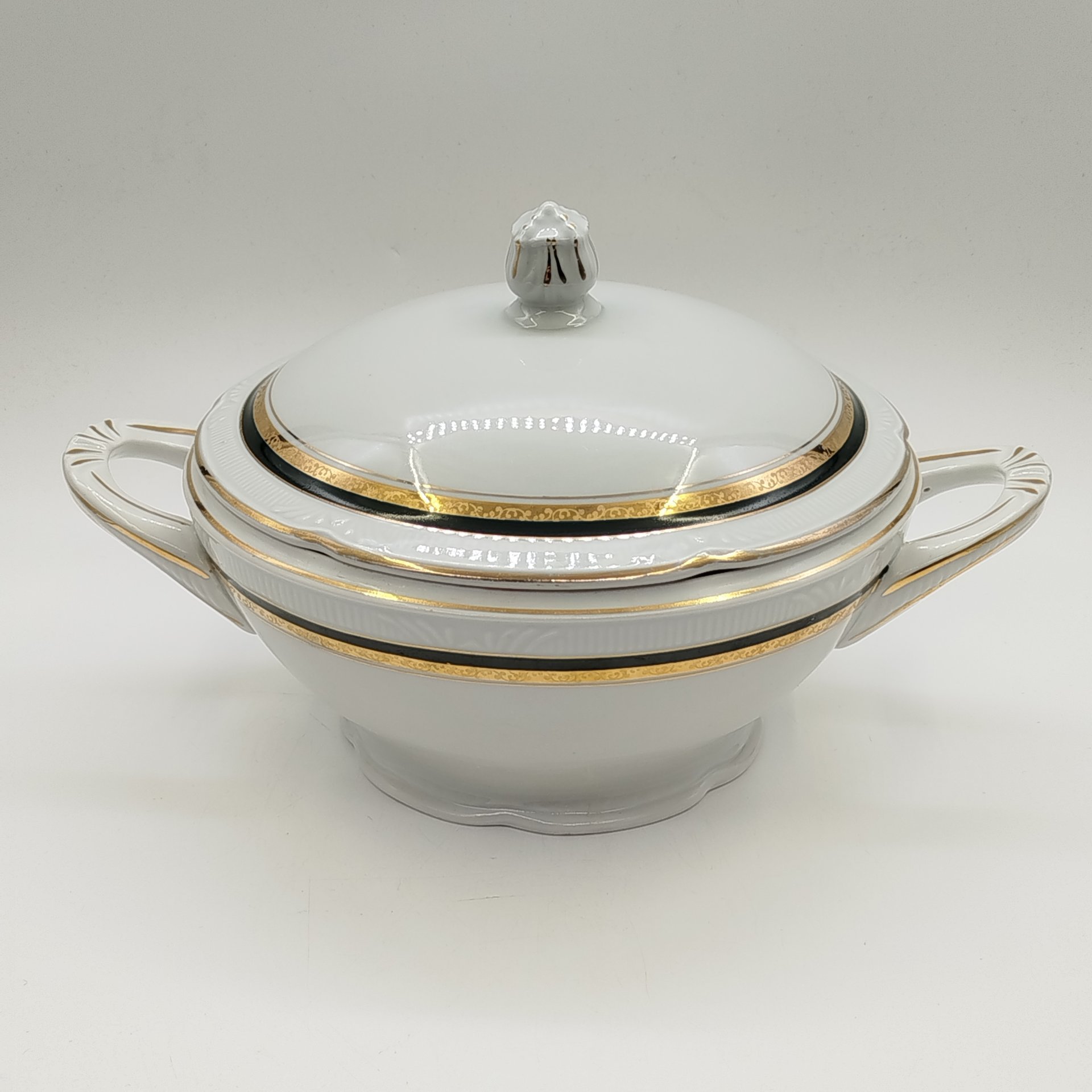 Супница, украшенная орнаментальным декором