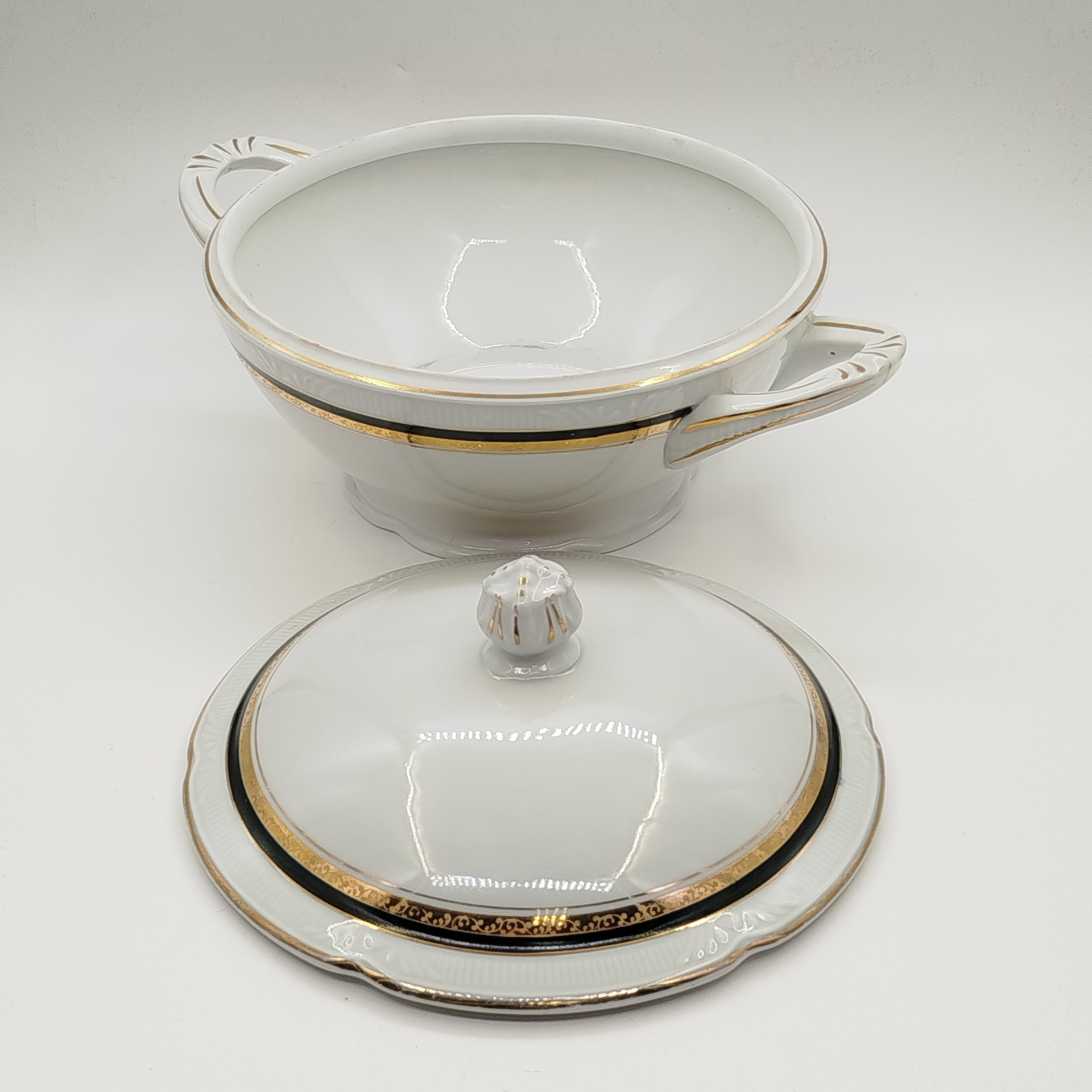 Супница, украшенная орнаментальным декором