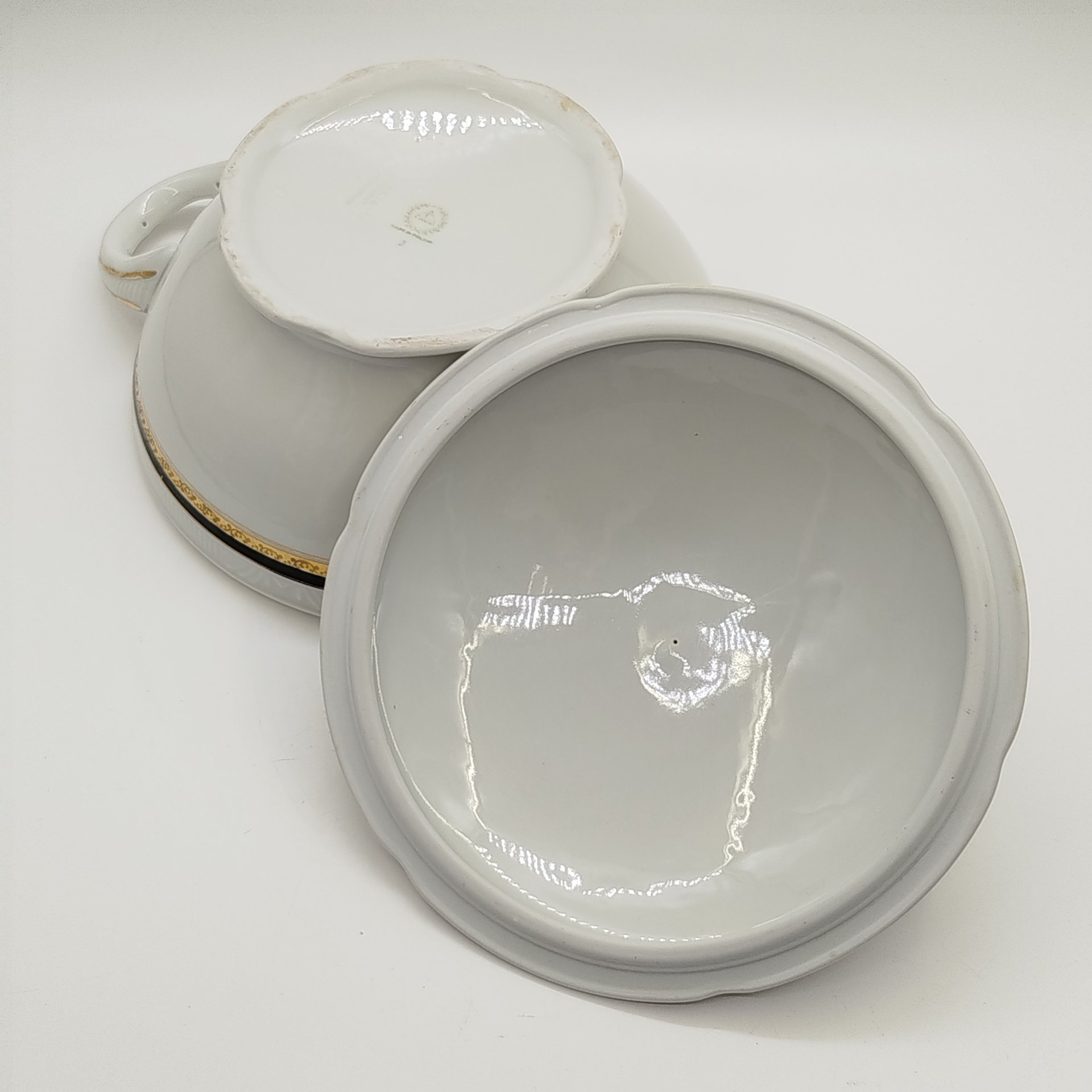 Супница, украшенная орнаментальным декором