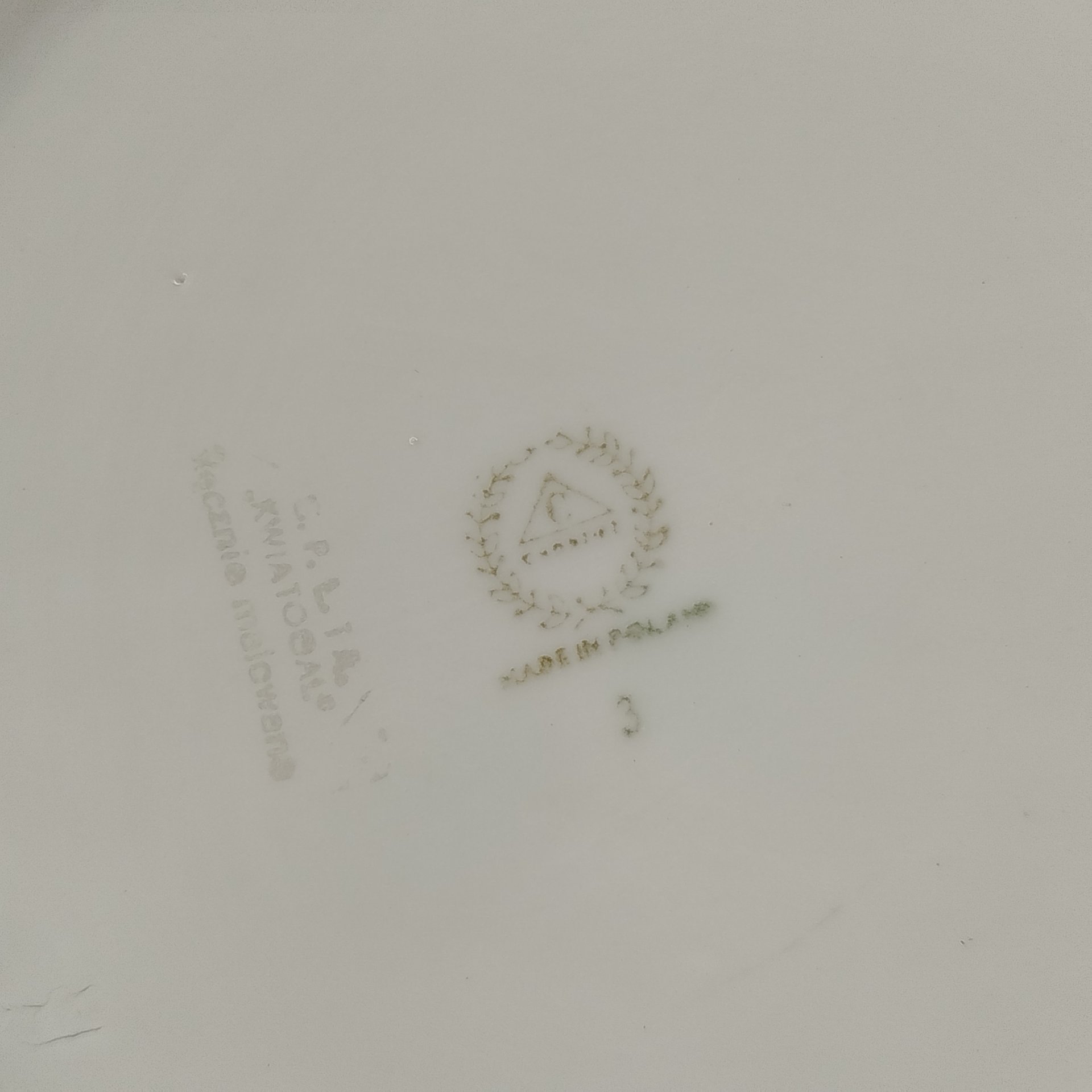 Супница, украшенная орнаментальным декором