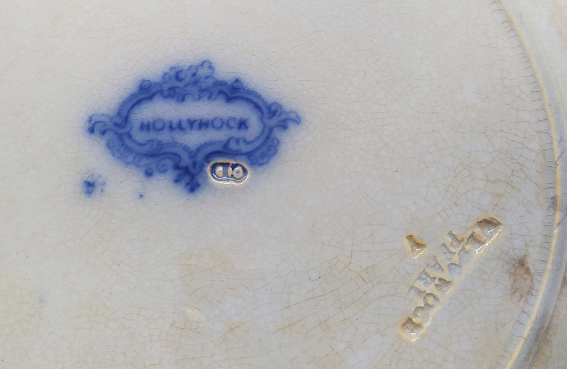 Пара тарелок "Hollyhock" с декором в виде цветов мальвы, фаянс, деколь, Wedgwood, Великобритания, 1850-1900 гг., Wedgwood