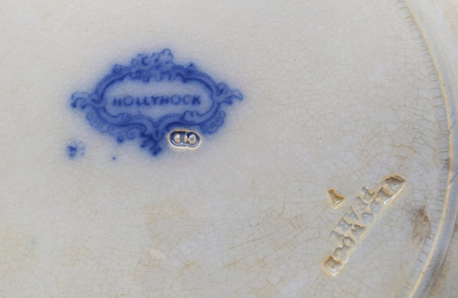 Пара тарелок "Hollyhock" с декором в виде цветов мальвы, фаянс, деколь, Wedgwood, Великобритания, 1850-1900 гг., Wedgwood