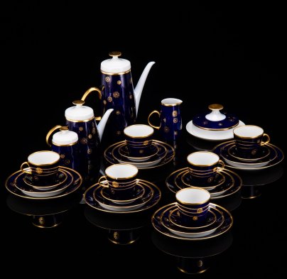 Сервиз чайно-кофейный со стилизованным цветочным декором на 6 персон (29 предметов), фарфор, крытье кобальтом, золочение, VEB Schaubach Kunst Lichte-Wallendorf, ГДР, 1966-1985 гг.
