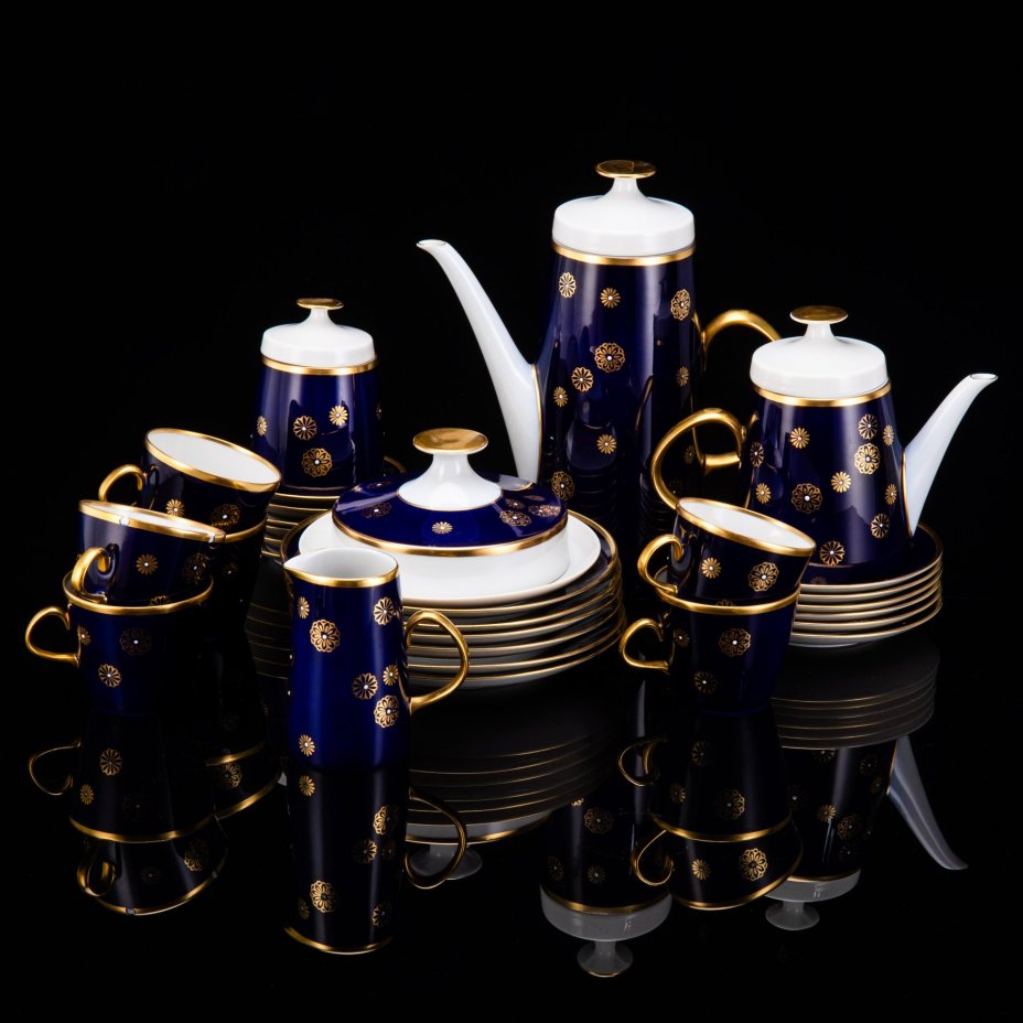 Сервиз чайно-кофейный со стилизованным цветочным декором на 6 персон (29 предметов), фарфор, крытье кобальтом, золочение, VEB Schaubach Kunst Lichte-Wallendorf, ГДР, 1966-1985 гг.