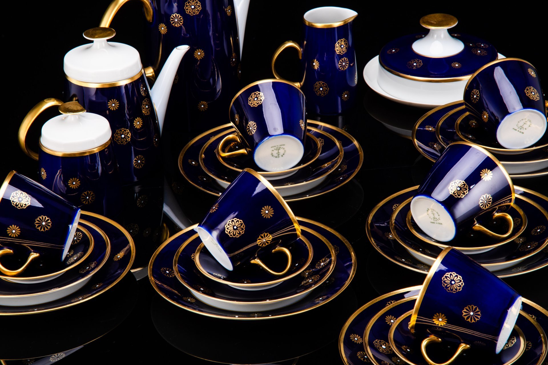 Сервиз чайно-кофейный со стилизованным цветочным декором на 6 персон (29 предметов), фарфор, крытье кобальтом, золочение, VEB Schaubach Kunst Lichte-Wallendorf, ГДР, 1966-1985 гг.