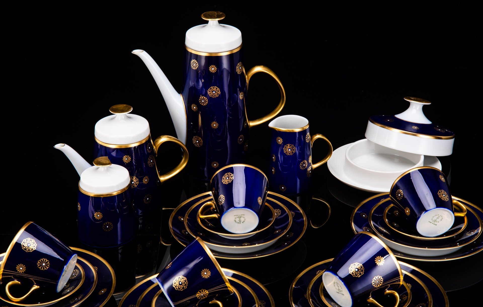 Сервиз чайно-кофейный со стилизованным цветочным декором на 6 персон (29 предметов), фарфор, крытье кобальтом, золочение, VEB Schaubach Kunst Lichte-Wallendorf, ГДР, 1966-1985 гг.