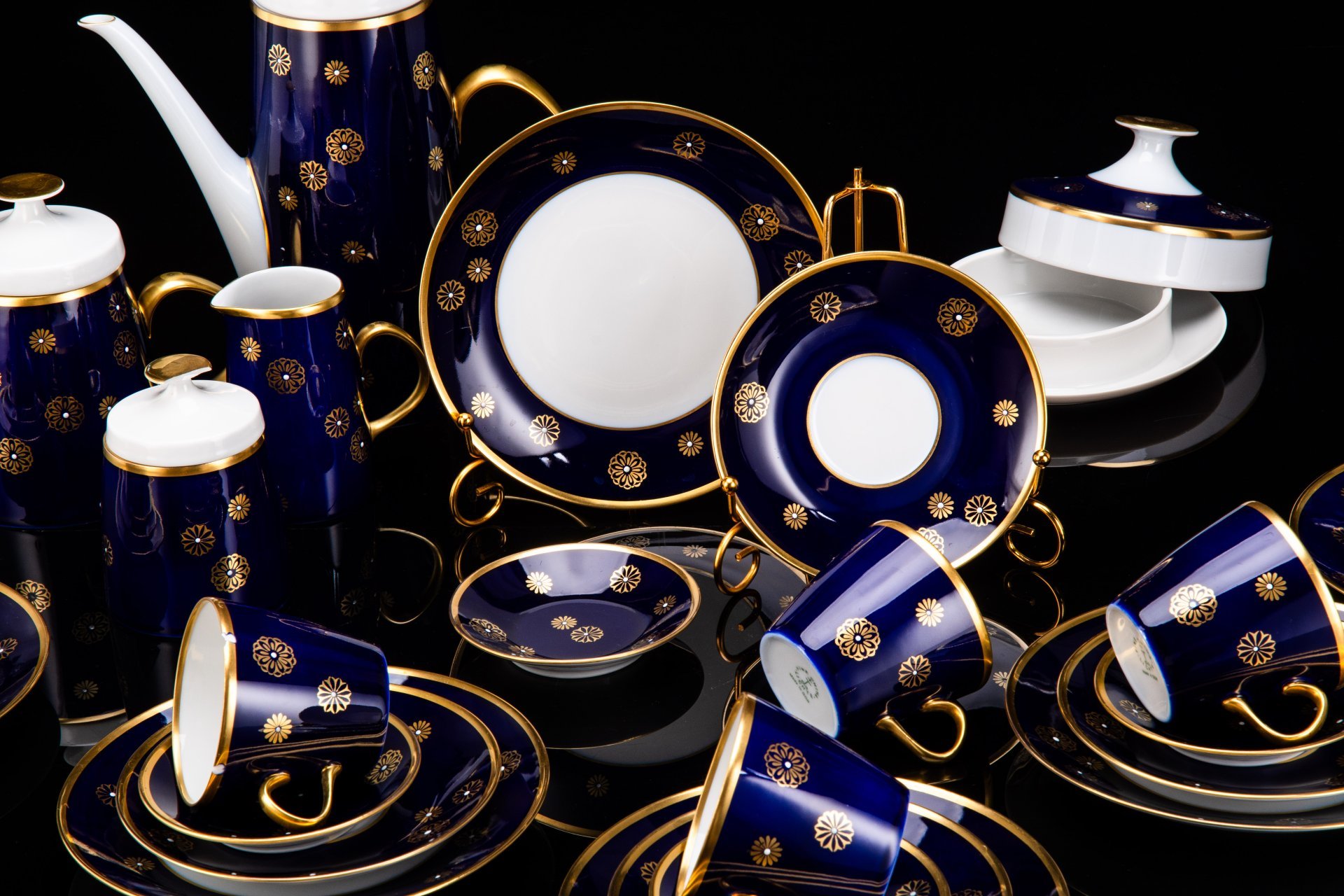 Сервиз чайно-кофейный со стилизованным цветочным декором на 6 персон (29 предметов), фарфор, крытье кобальтом, золочение, VEB Schaubach Kunst Lichte-Wallendorf, ГДР, 1966-1985 гг.