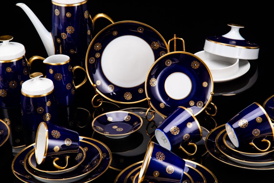 Сервиз чайно-кофейный со стилизованным цветочным декором на 6 персон (29 предметов), фарфор, крытье кобальтом, золочение, VEB Schaubach Kunst Lichte-Wallendorf, ГДР, 1966-1985 гг.