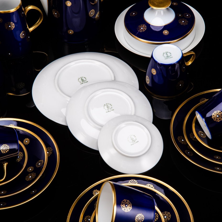 Сервиз чайно-кофейный со стилизованным цветочным декором на 6 персон (29 предметов), фарфор, крытье кобальтом, золочение, VEB Schaubach Kunst Lichte-Wallendorf, ГДР, 1966-1985 гг.