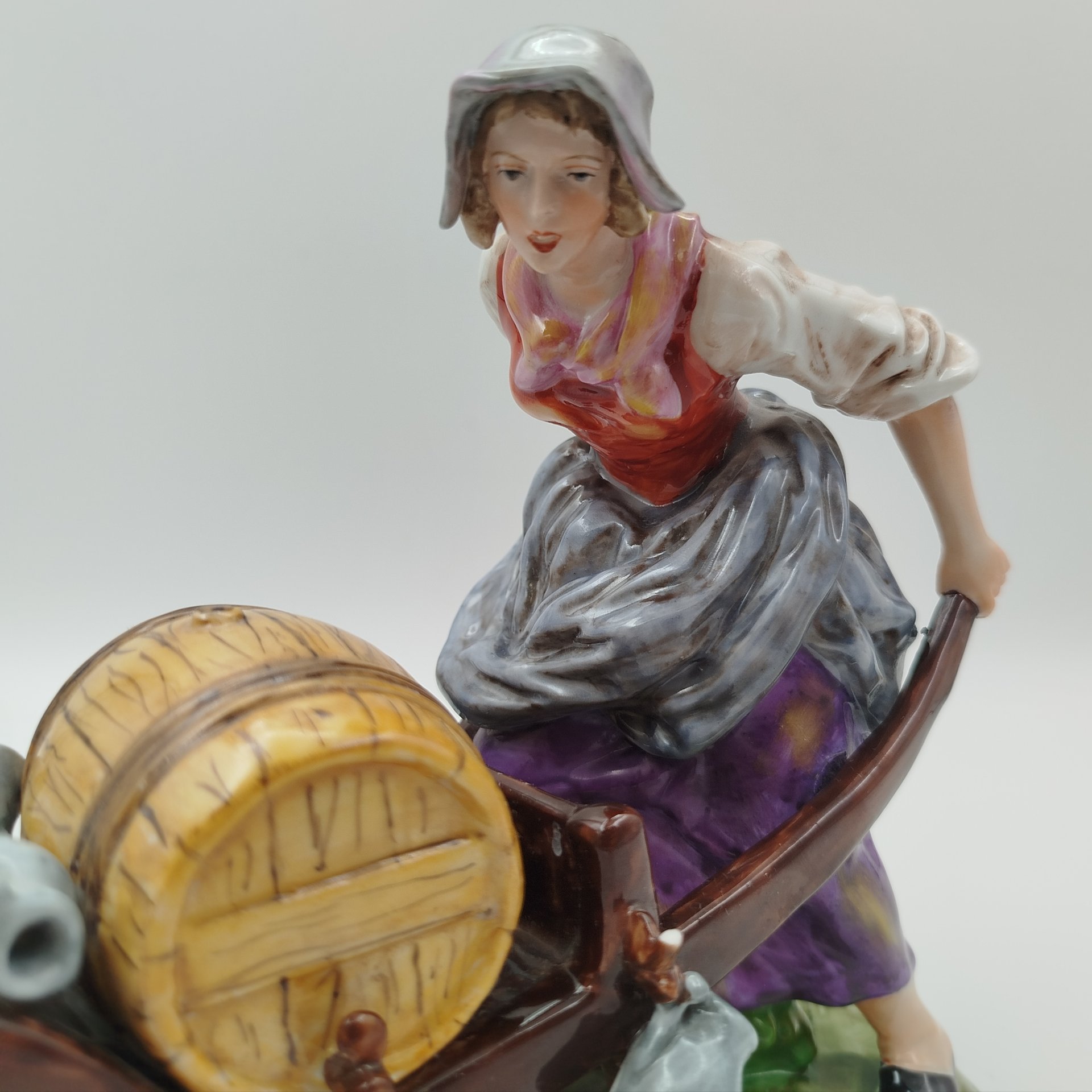 Статуэтка "Водоноска" ("Женщина с телегой"), фарфор, роспись, Европа, 1960-1990 гг.